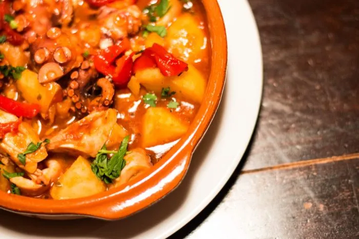 Pulpo mit Kartoffeln aus der Cazuela